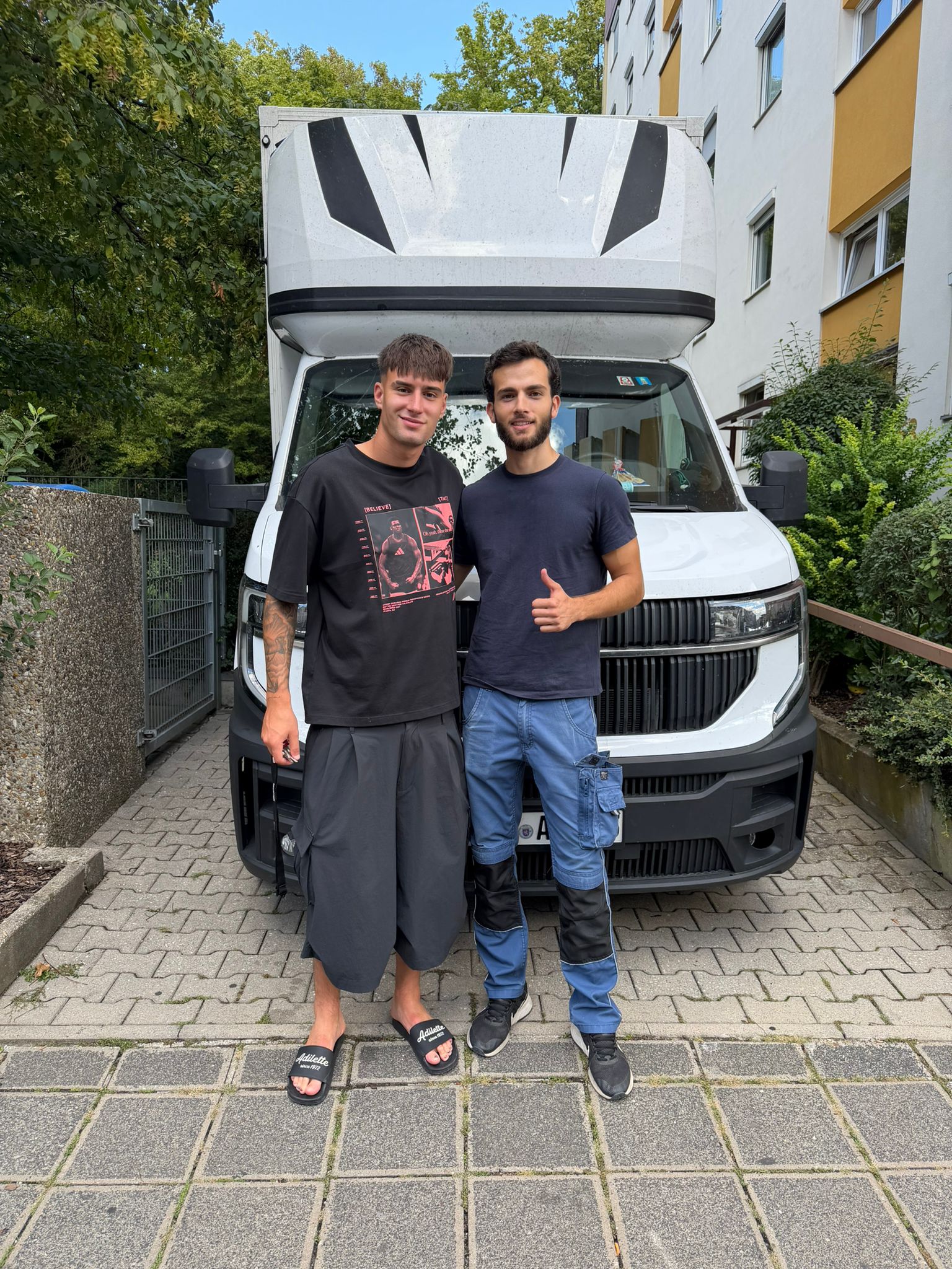 Javi Fernández mit dem ANSA-Umzugsteam vor dem Umzugstransporter in Nürnberg